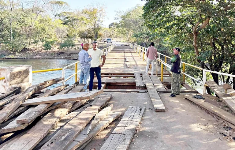 Prefeito vistoria obra em ponte em Barreiras