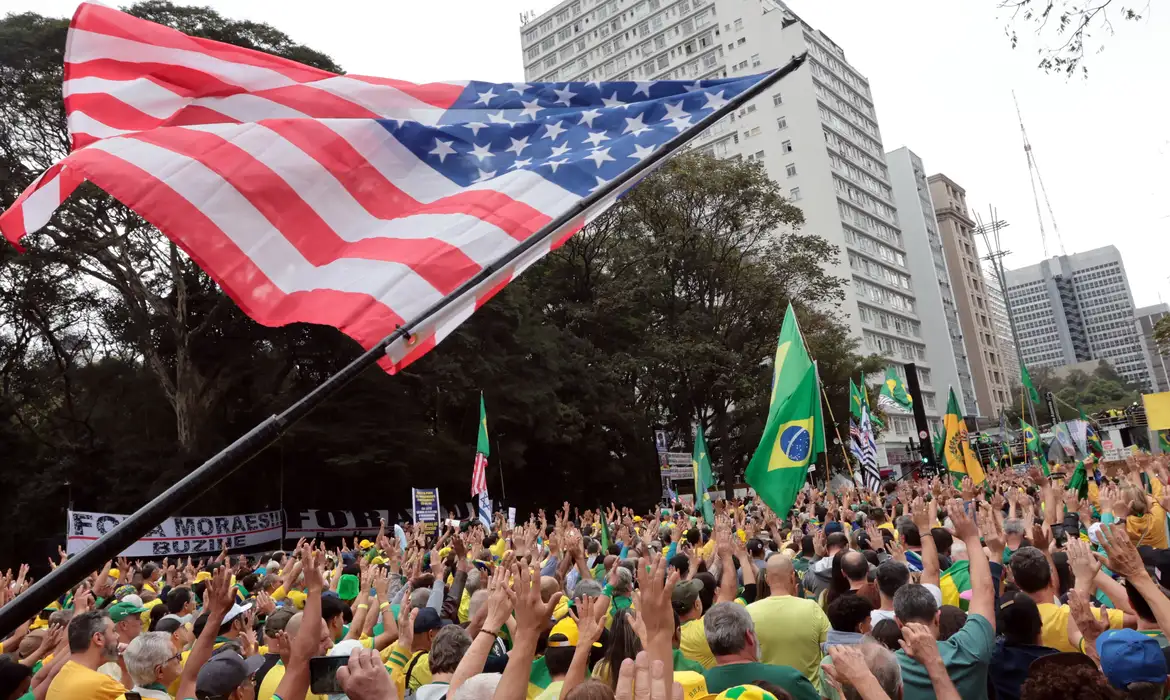 Bandeira dos EUA é “novo símbolo da direita brasileira”, diz NYT