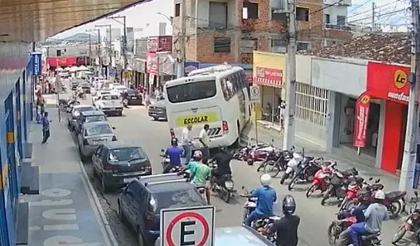Ônibus escolar invade calçada e quase provoca tragédia em Conceição do Coité