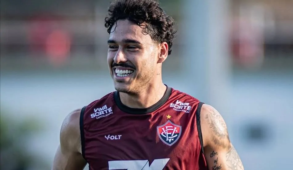 Vitória treina para enfrentar o Mirassol sob olhar de ídolos