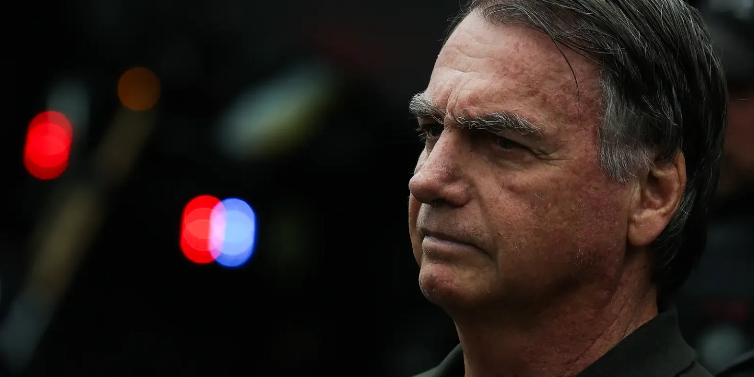 PL suspende Bolsonaro e interrompe salário após condenação