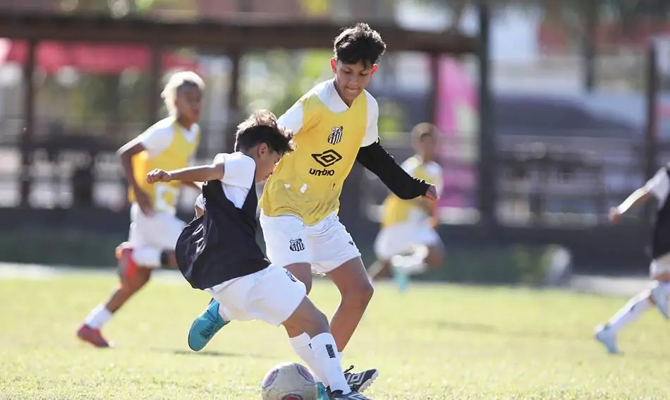 Escolinhas de futebol impulsionam talentos e inclusão social no Brasil