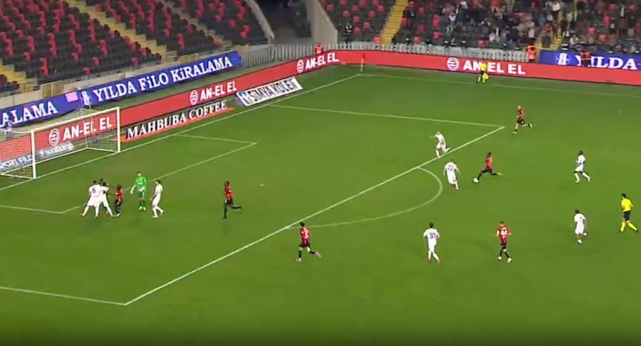 Marcos Felipe leva gol bizarro na Turquia e vira assunto
