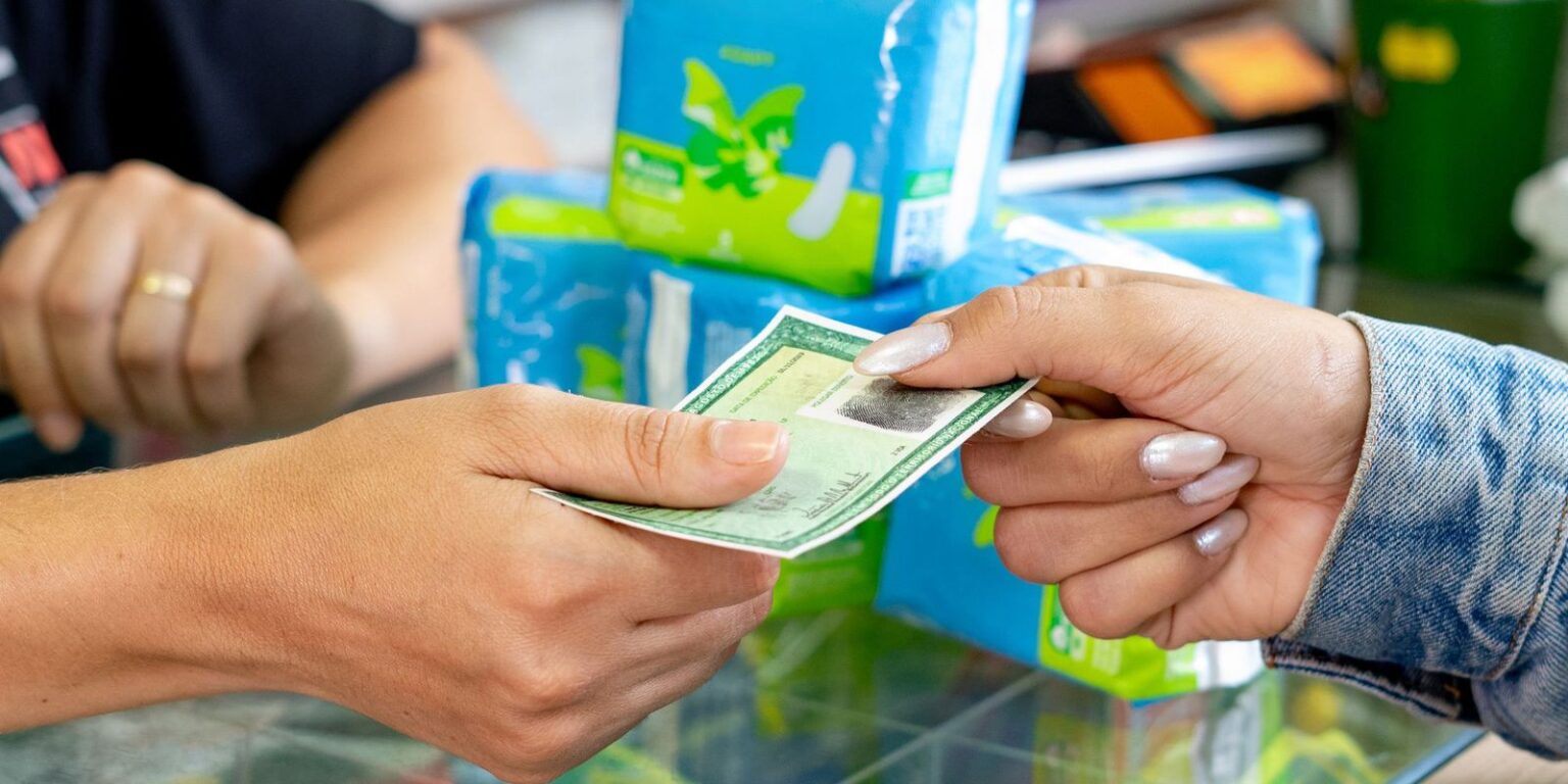 Absorventes no SUS: beneficiárias recebem mensagens para retirada gratuita