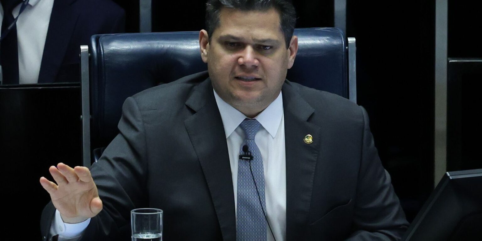 Decisão de Gilmar Mendes sobre impeachment é alvo de crítica de Alcolumbre