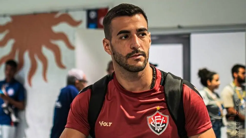 Raúl Cáceres deixa o Vitória e diz ser “decisão de vida”