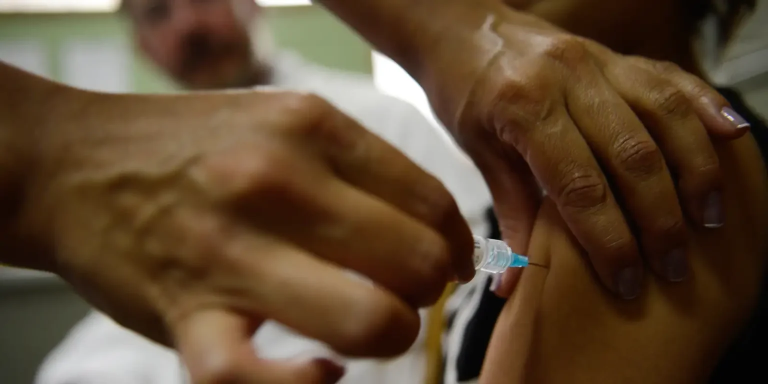 Vacina contra HPV reduz internações, confirma estudo nacional