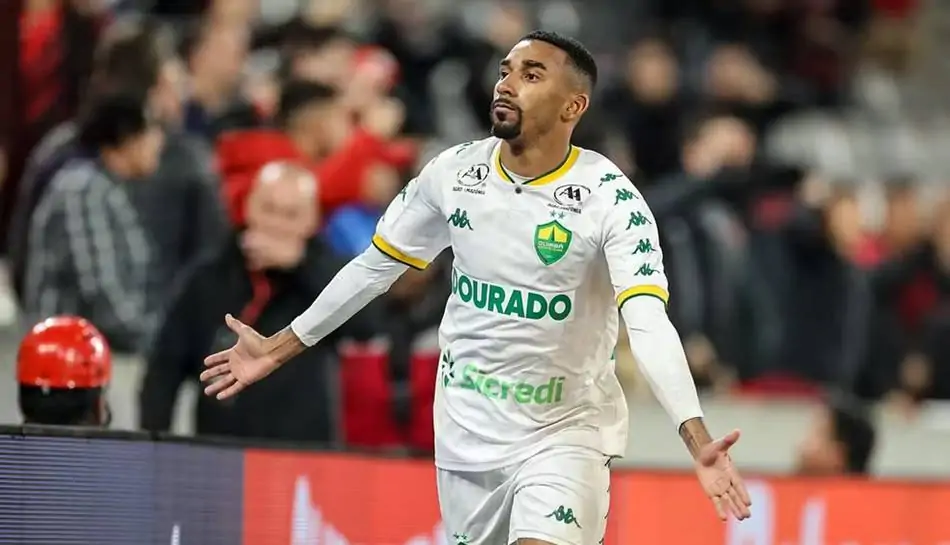 Vitória negocia contratação do lateral Mateusinho junto ao Cuiabá