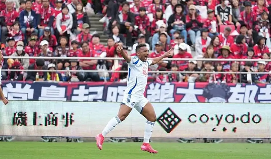 Atacante Eron, ex-Vitória, fica livre no mercado após Japão