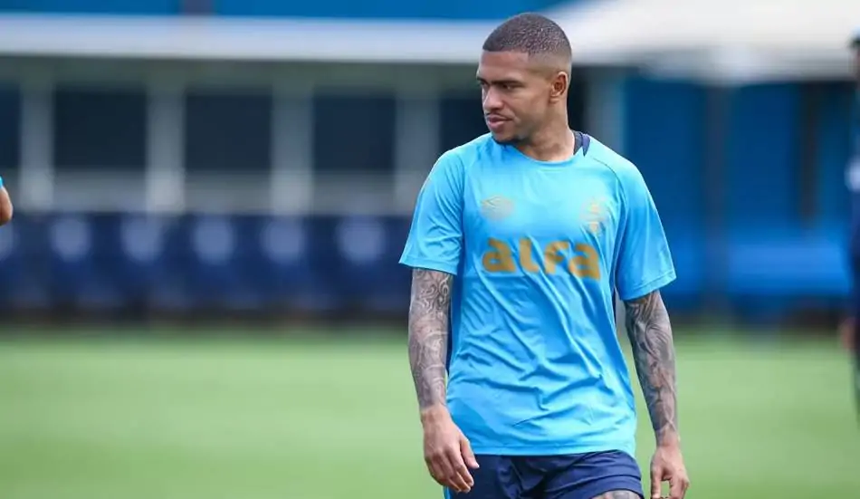 Vitória mira retorno de Lucas Esteves e disputa lateral com Coritiba
