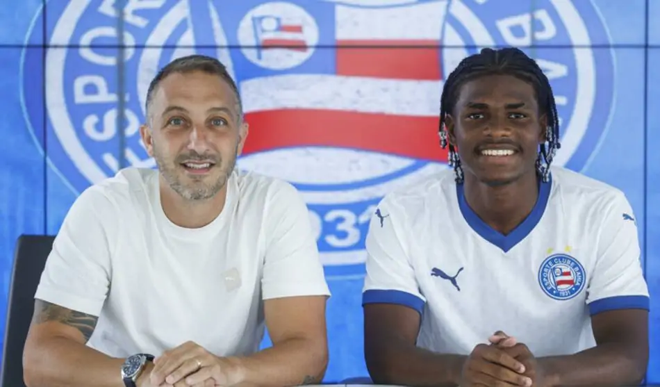 Atacante de 16 anos do Bahia assina contrato profissional