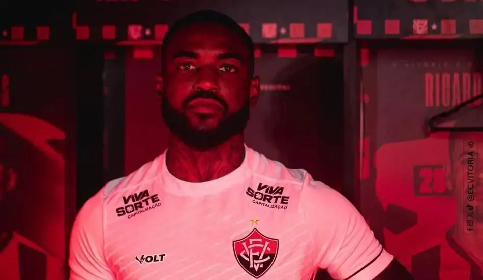 Vitória renova empréstimo do lateral Ramon até 2026