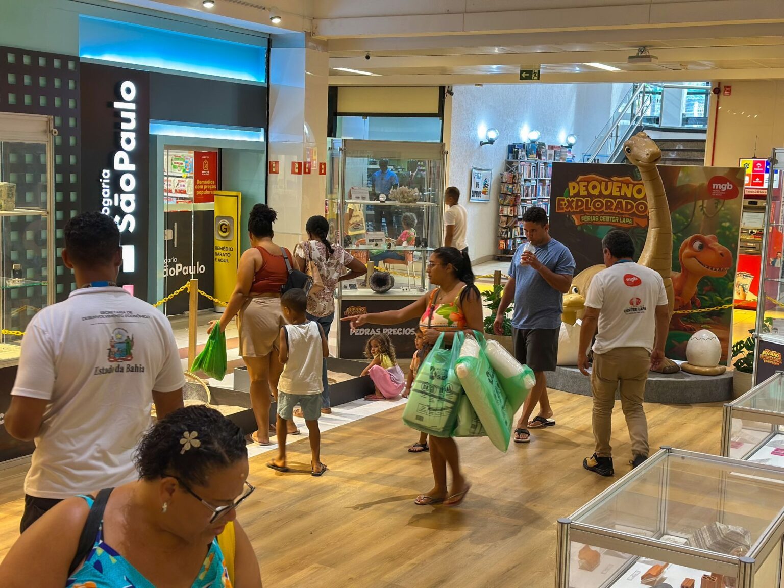 Mostra de geologia Pequeno Explorador ocupa Shopping Center Lapa