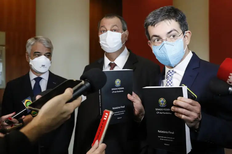 Primeiras doses da vacina contra a covid-19 no Brasil completam 5 anos