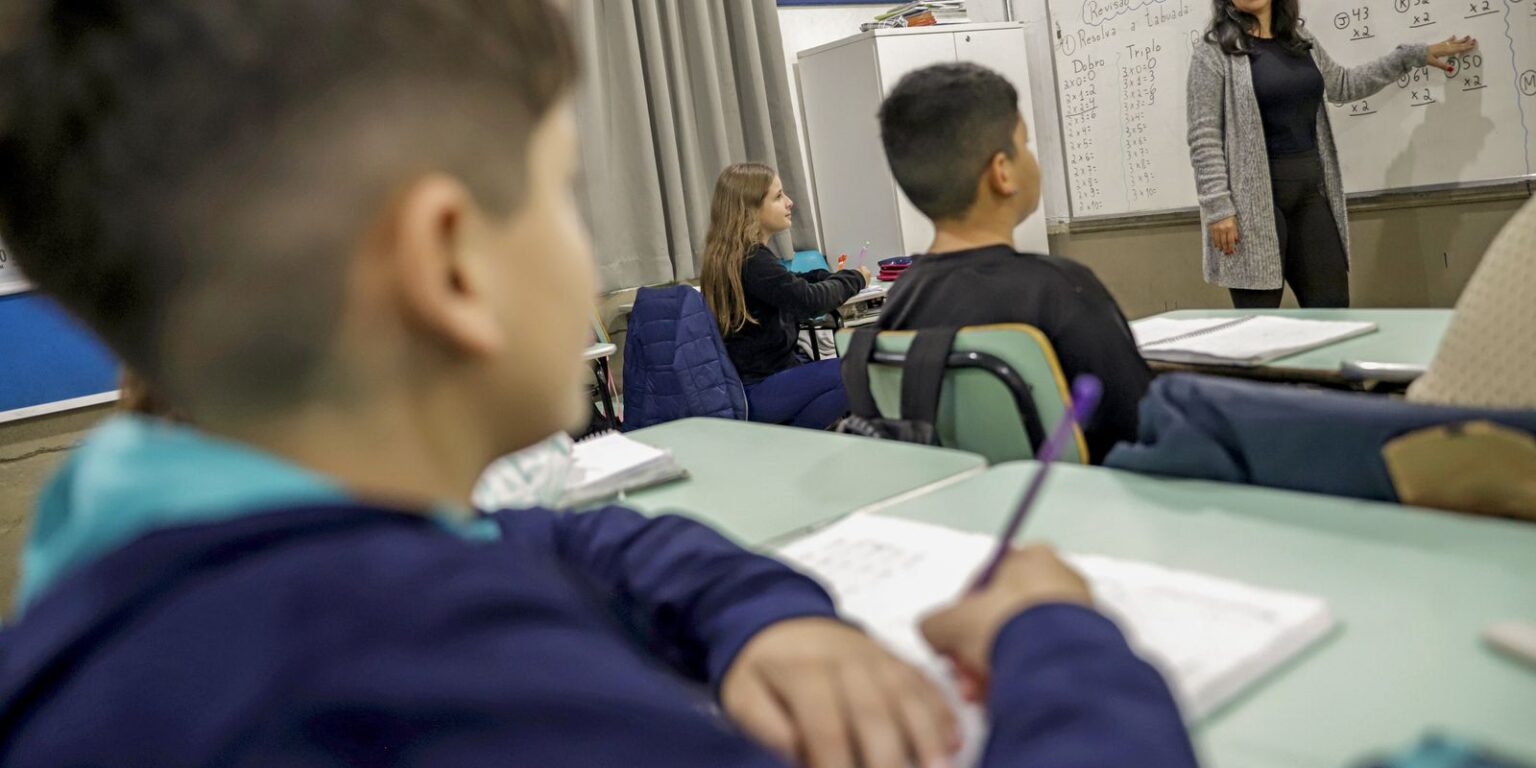 Reajuste do piso do magistério para 2026 eleva salário a R$ 5.130