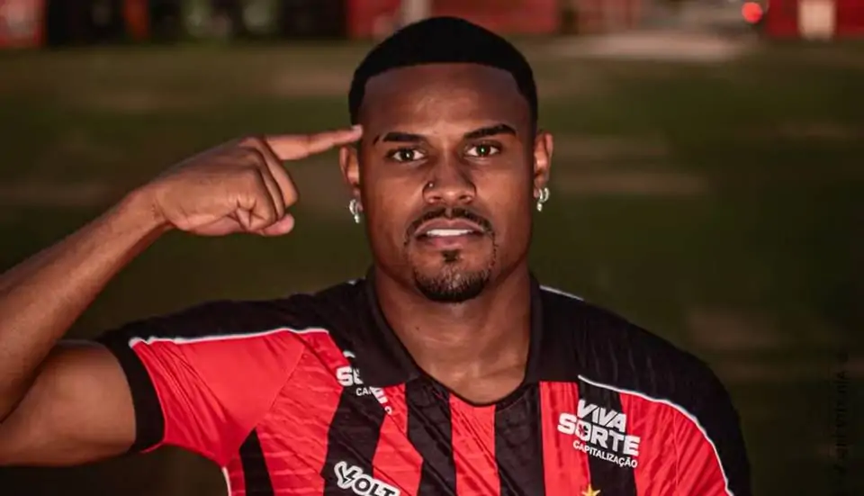 Nathan Mendes no Vitória: lateral diz estar preparado para estreia