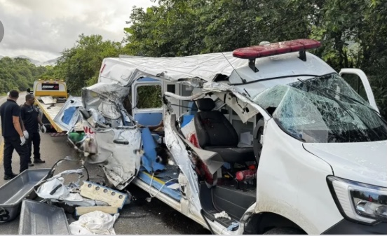 Acidente entre ambulância e outros dois veículos deixa três pessoas mortas no sul da Bahia