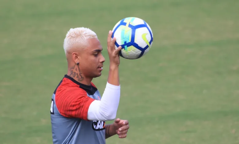 Ex-lateral do Vitória é preso após briga e desacato no Carnaval