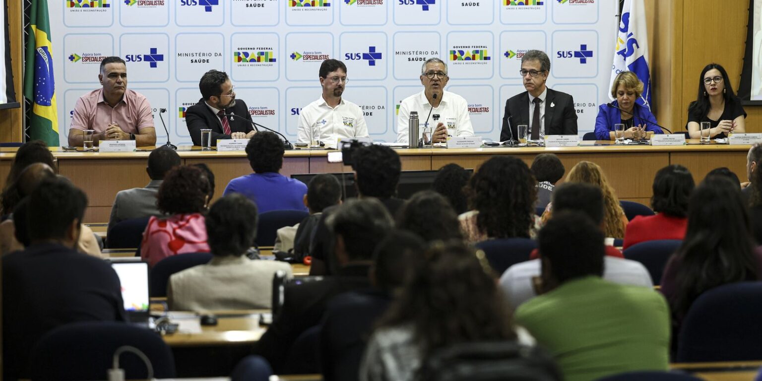 Vagas de residência médica: Saúde abre 3 mil postos e 900 para especialistas