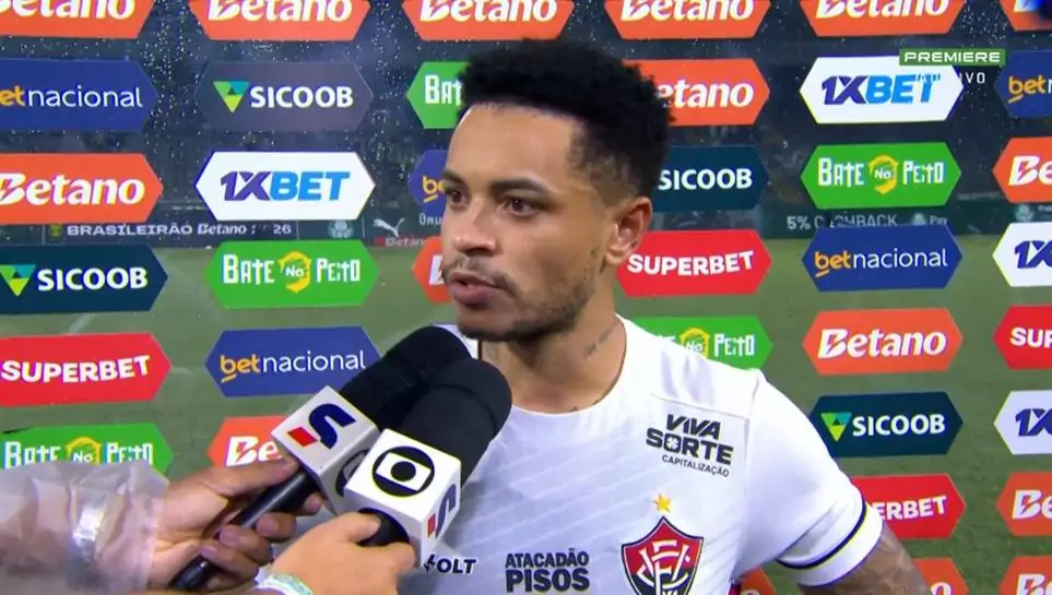 Vitória x Palmeiras: Matheuzinho critica falhas na bola parada