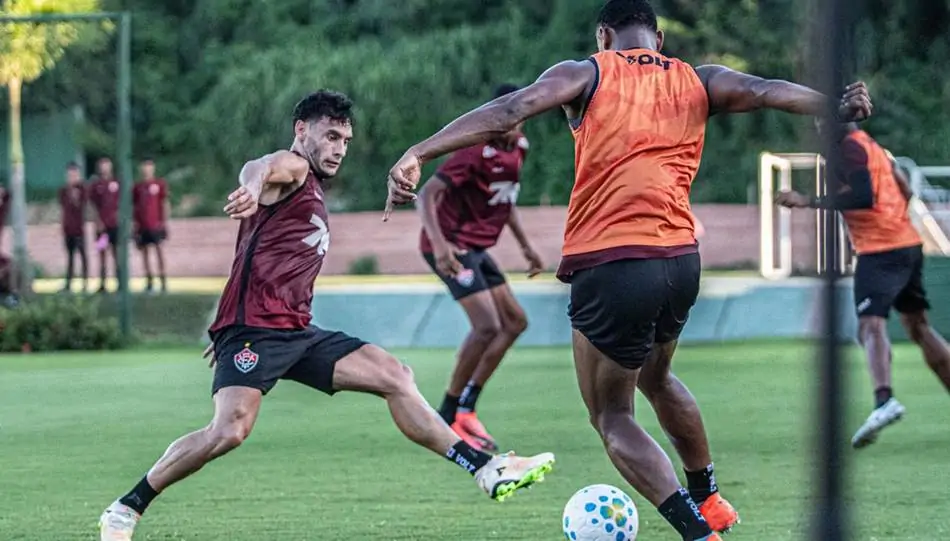 Lucas Silva é regularizado e treina no Vitória de olho no Flamengo