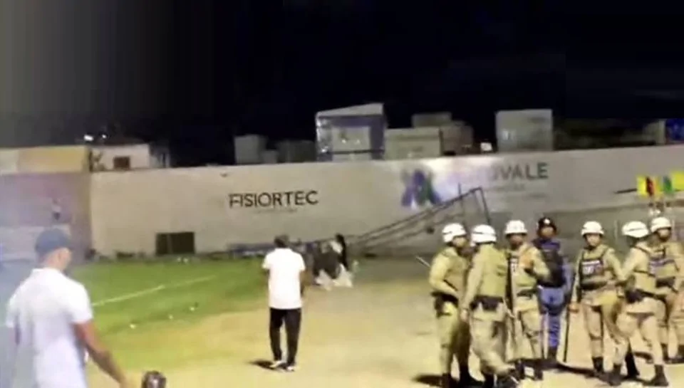 Queda de torre no Estádio Adauto Moraes interrompe coletiva de Ceni
