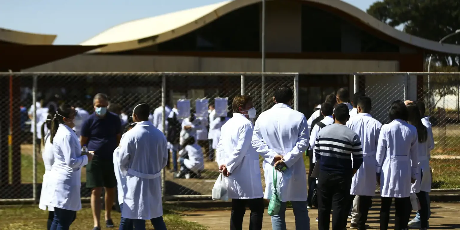 MEC revoga edital de cursos de medicina e interrompe novas vagas