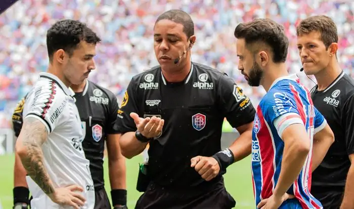 Arbitragem Vitória x Bahia de Feira: Emerson Ricardo apita duelo