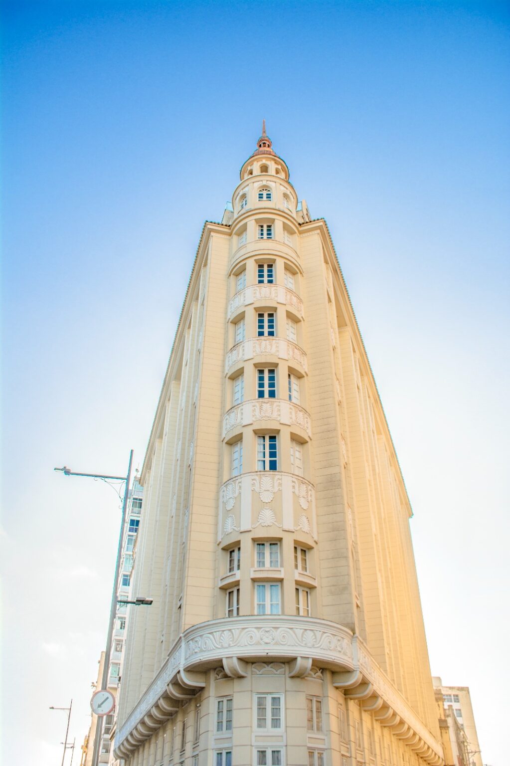 Fera Palace Hotel brilha na Vogue britânica com luxo Art Déco