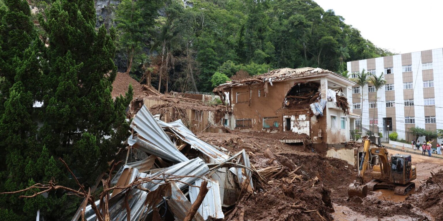 Chuvas em Minas Gerais: Lula sobrevoa áreas em calamidade e libera ajuda