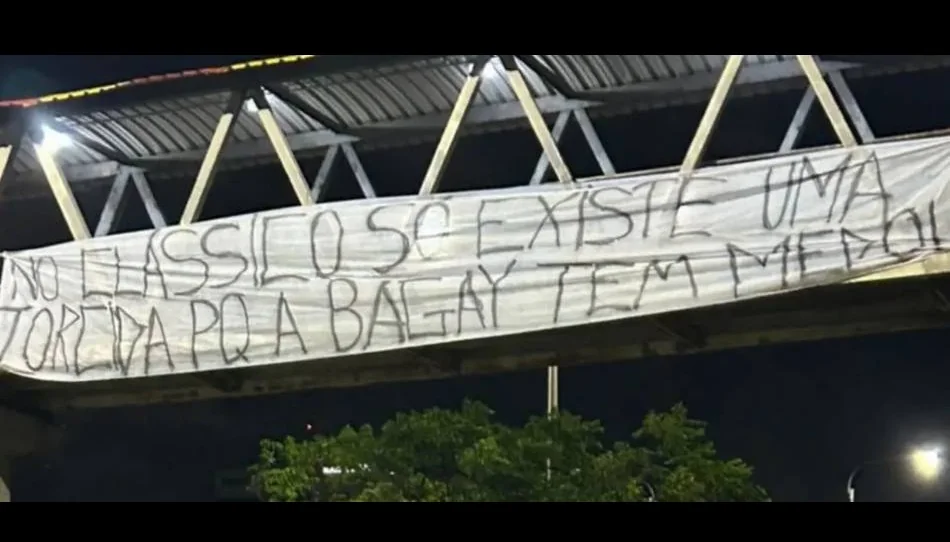 Torcida do Vitória protesta contra torcida única no Ba-Vi 2026