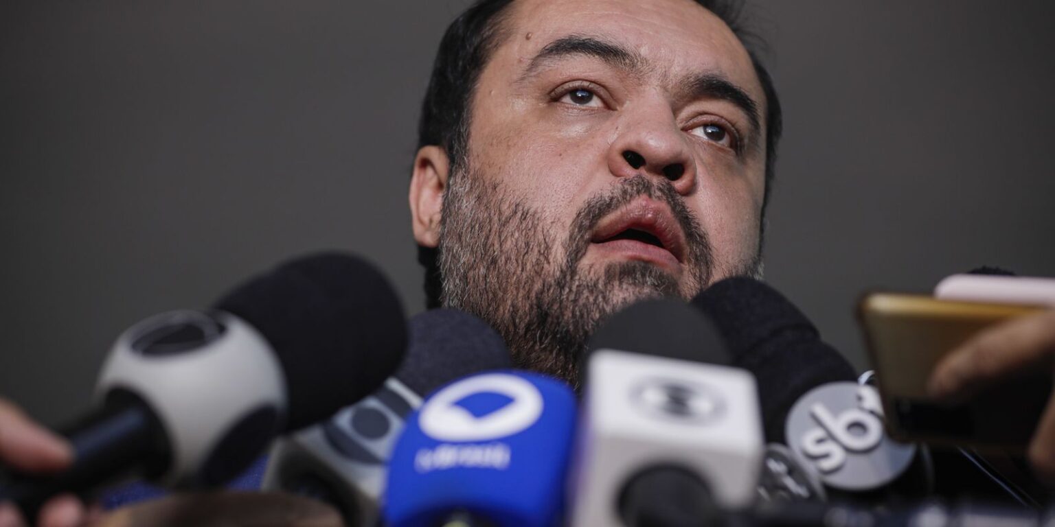 Cassação de Cláudio Castro: ministro do TSE suspende julgamento