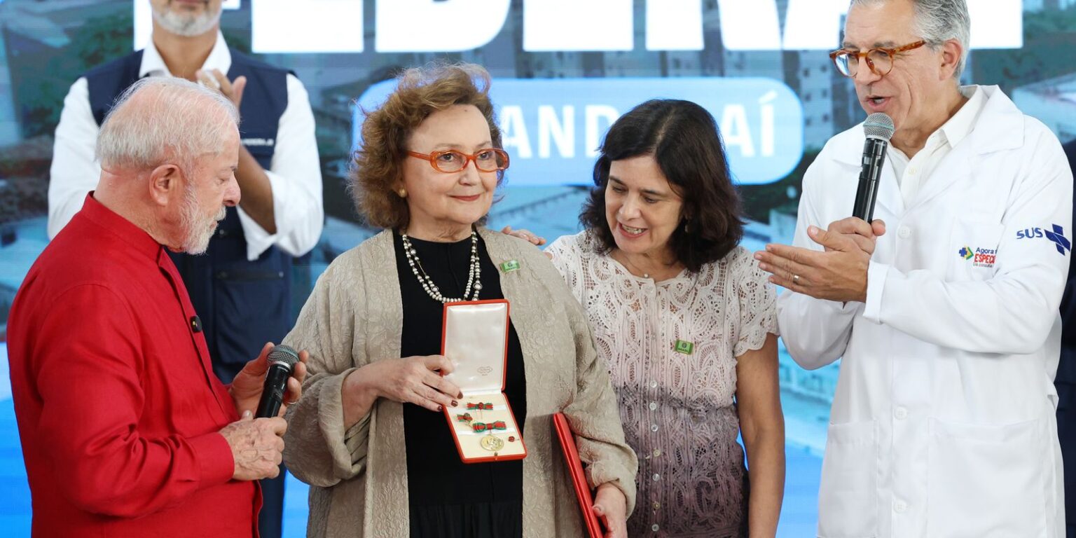 Medalha Oswaldo Cruz é entregue a Margareth Dalcolmo no Rio