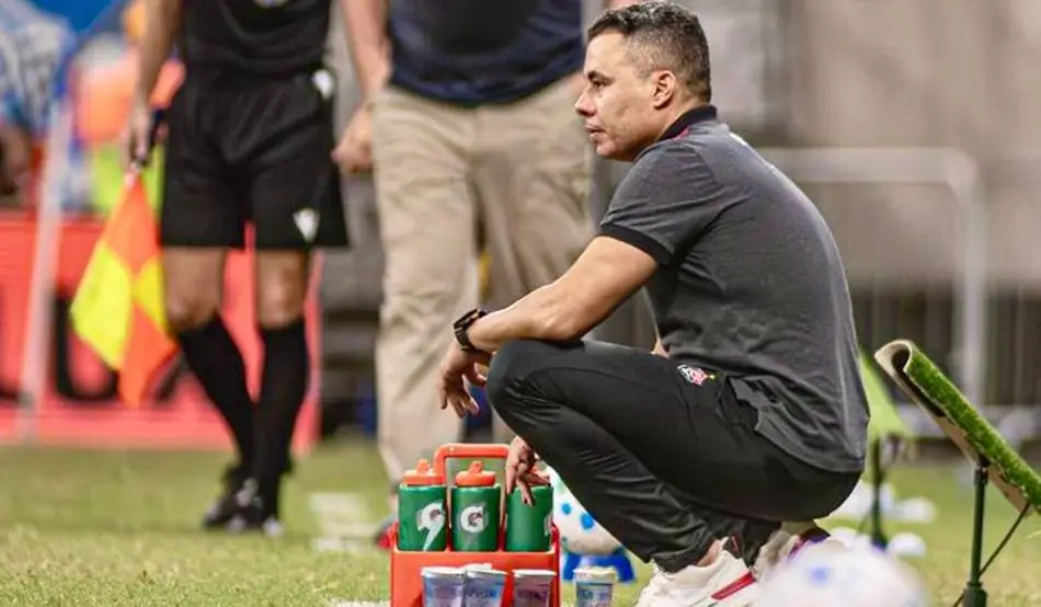 Elenco do Vitória satisfaz Jair Ventura após 13 reforços