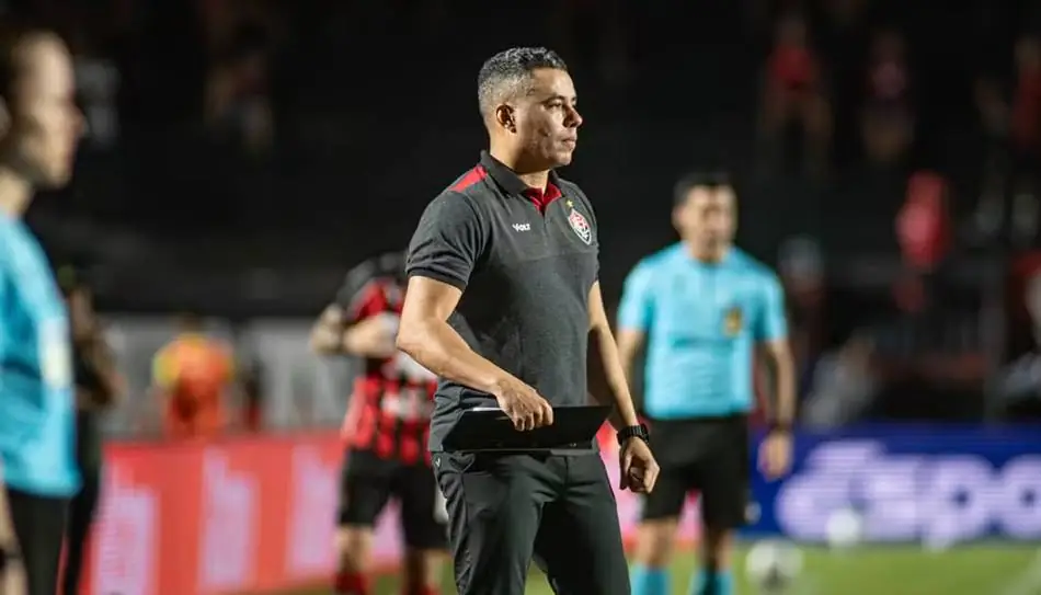 Jair Ventura celebra Vitória no G-10 e mira regularidade