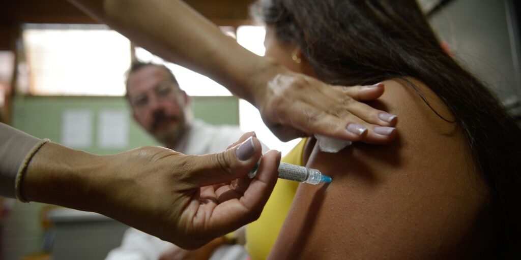 Vacinação contra HPV cresce, mas mortes por câncer seguem