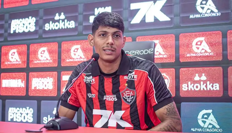 Zé Vitor prioriza Vitória após sondagens da Série A e B