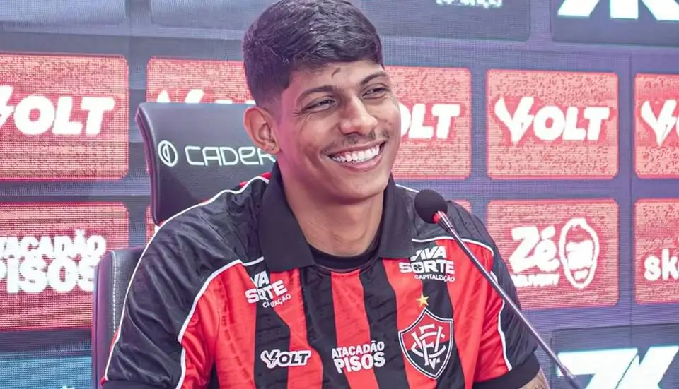 Zé Vitor no Vitória: volante comenta disputa por posição