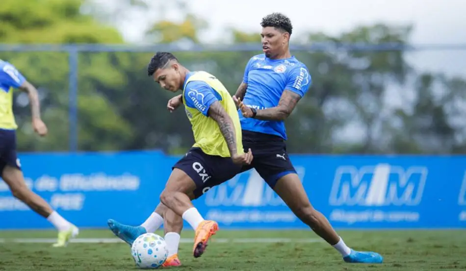 Everton Ribeiro e Gilberto treinam e se aproximam de retorno