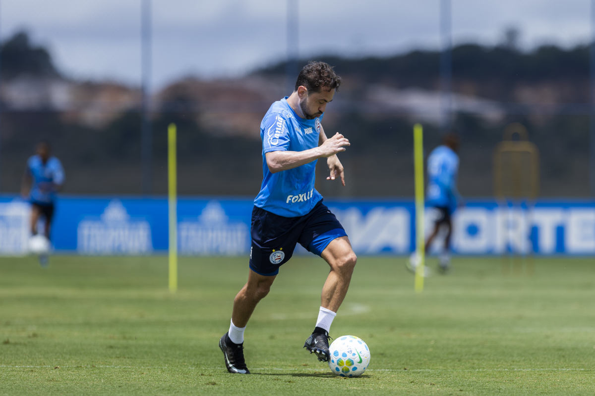 Everton Ribeiro volta ao Bahia e acirra disputa por volante