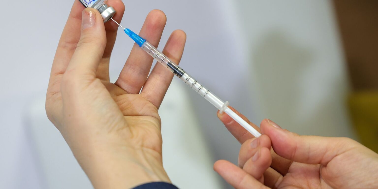 Vacina da gripe não aumenta risco de contrair doença, diz Saúde