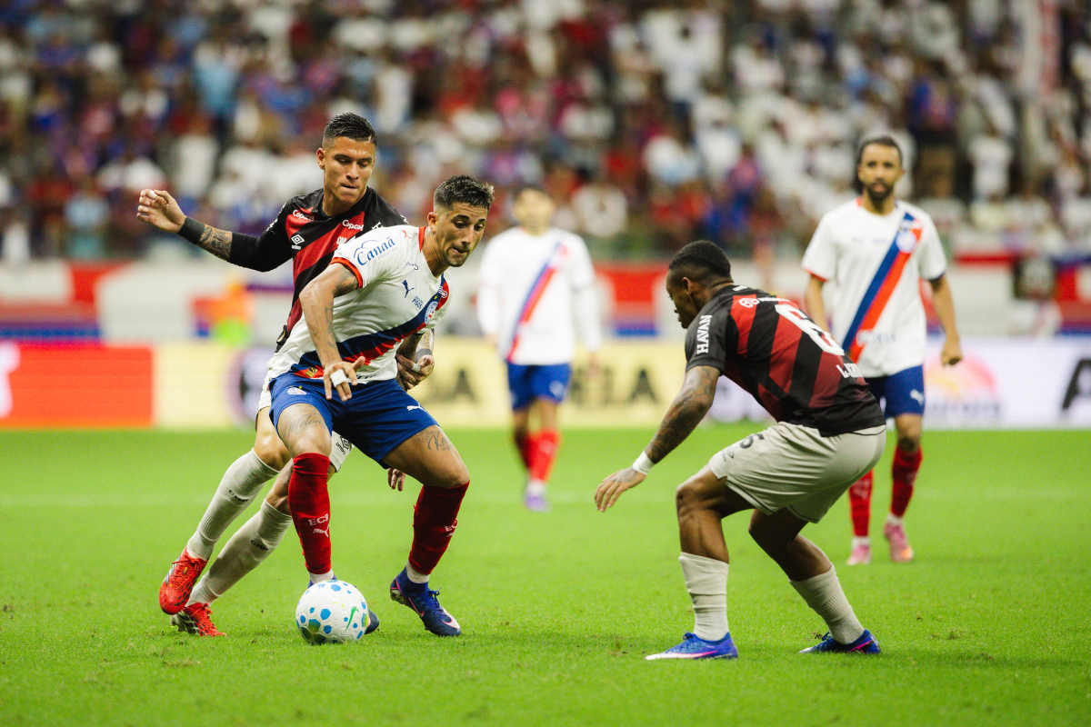 Kike Olivera lidera ações defensivas do Bahia contra o Athletico