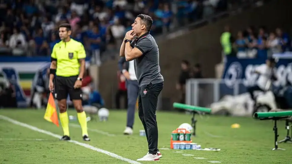 Jair Ventura critica Vitória por desempenho fora de casa