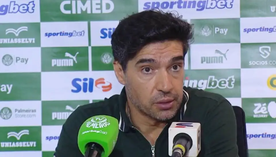 Abel Ferreira reclama da arbitragem após vitória do Palmeiras