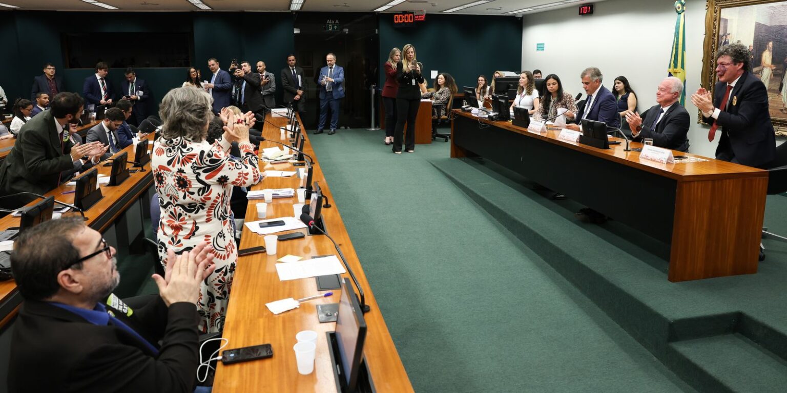 Escala 6×1 pode acabar: CCJ aprova admissibilidade de PECs