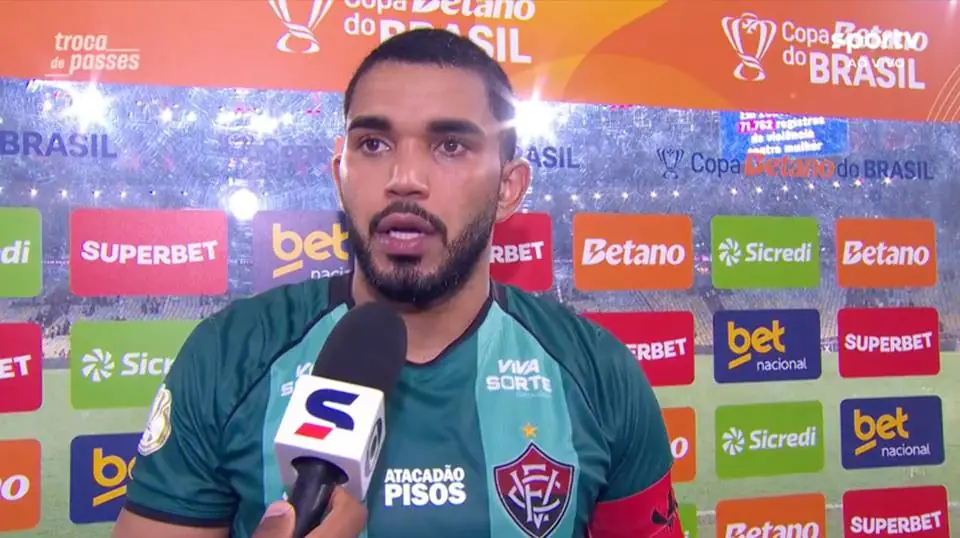 Lucas Arcanjo destaca força do Vitória após jogo com o Flamengo