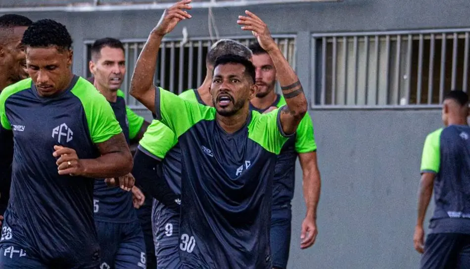Ronan marca primeiro gol da história do Feira FC e celebra momento único