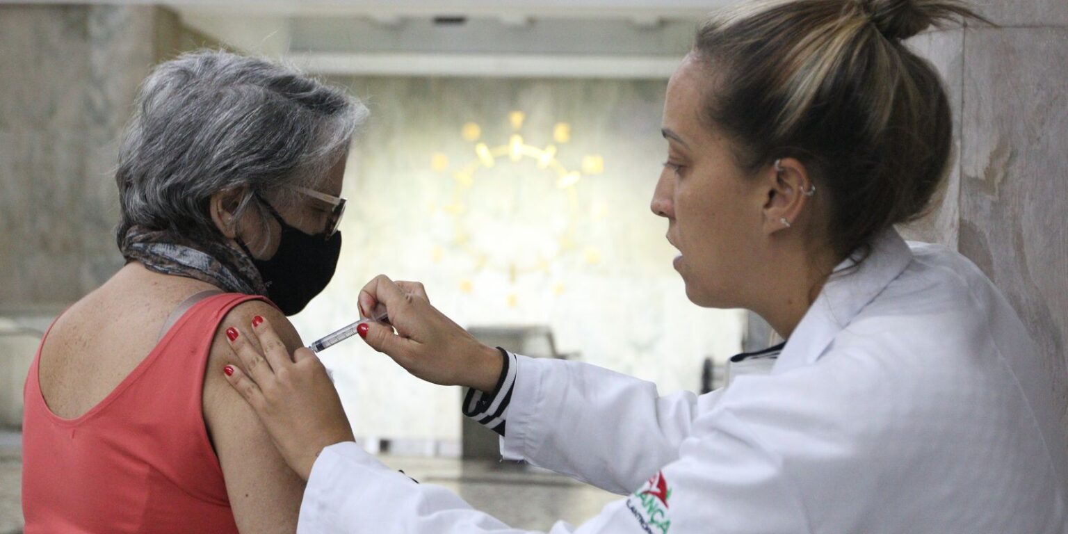 Vacina da gripe para idosos: Butantan recruta voluntários em 15 cidades