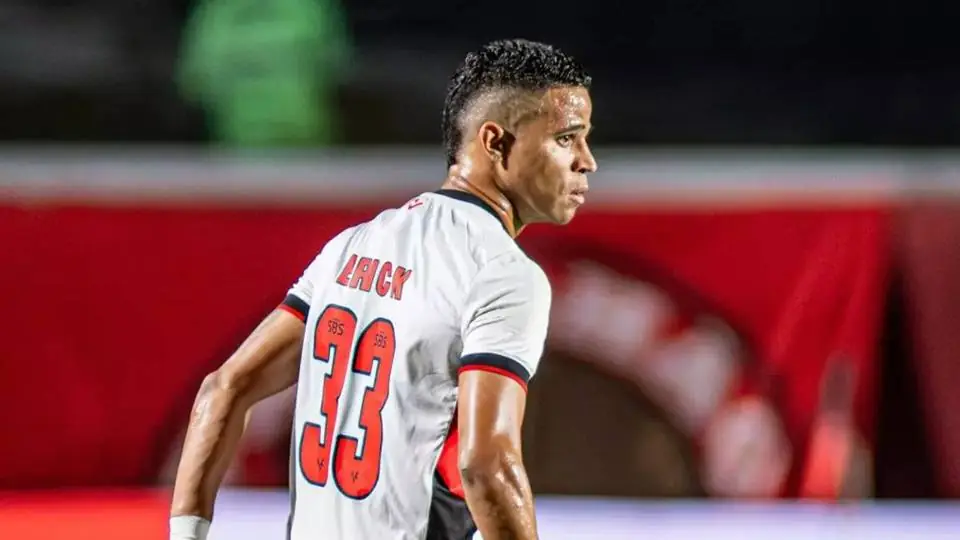 Vitória reclama de arbitragem após derrota para o Athletico-PR