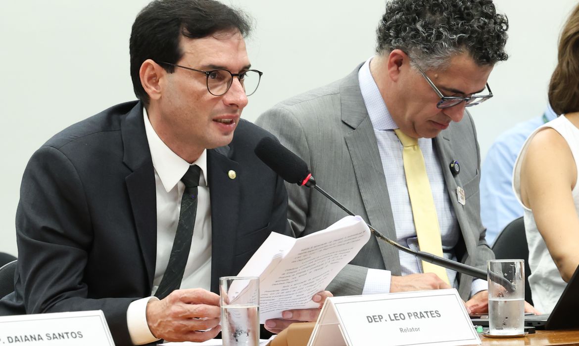 Deputado Léo Prates propõe fim da escala 6×1 com folga aos domingos